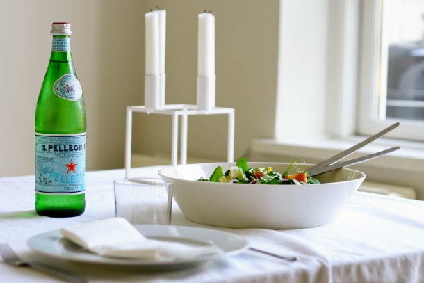 Røget laks med æg, kapers og wasabidressing