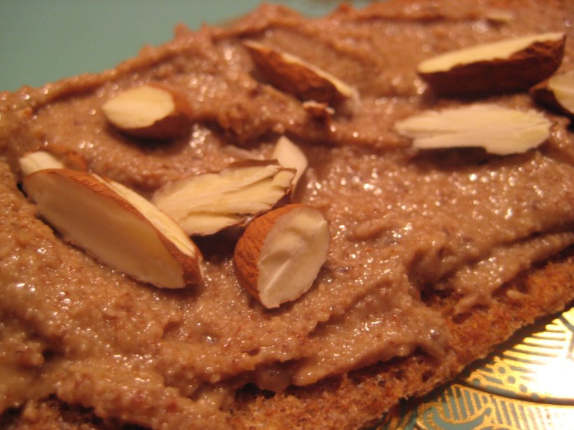 Mandelsmør på fiberrig knækbrød