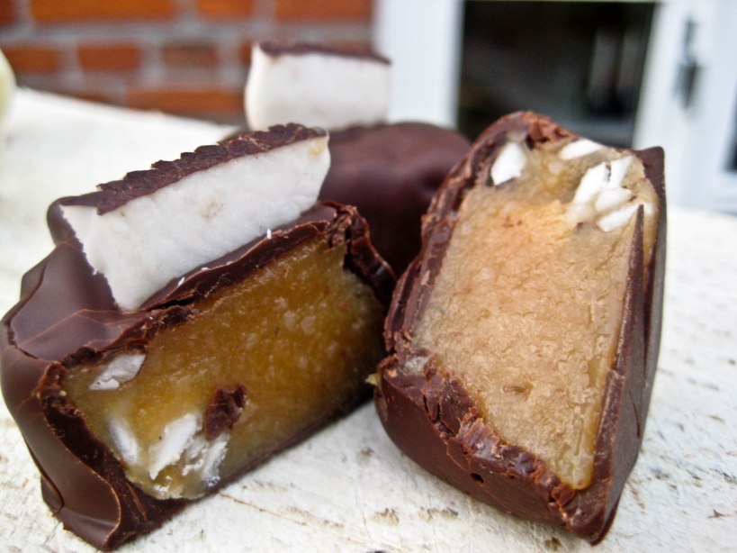 Flødekarameller med kokoschips, overtrukket med 80% chokolade.