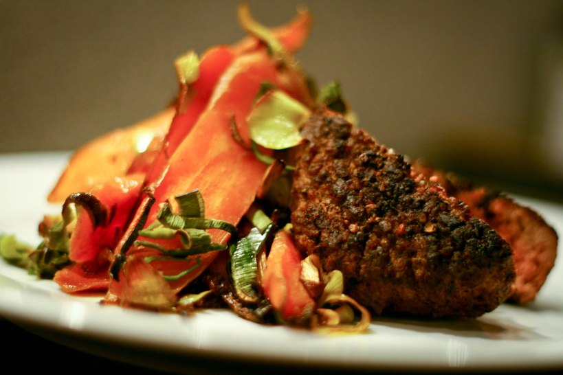 Nemme grønsager Nemme grønsager serveret til hakkebøffer