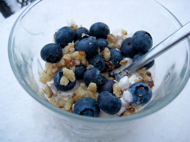 Hytteost med blåbær og valnødder