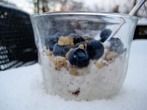 Hytteost med valnødder og blåbær