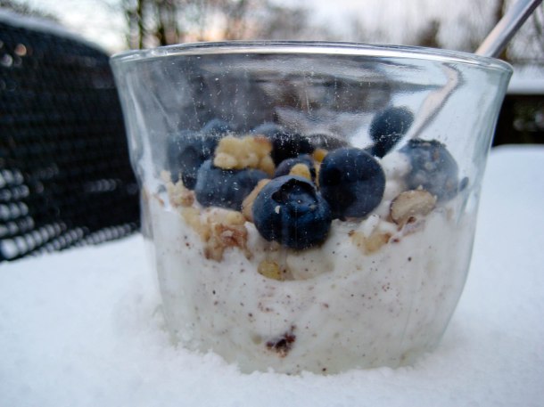 Hytteost med valnødder og blåbær