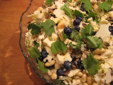 Blomkål med dijon-mayo, bønnespirer, blåbær, peanuts og koriander Blomkål med dijon-mayo, bønnespirer, blåbær, peanuts og koriander