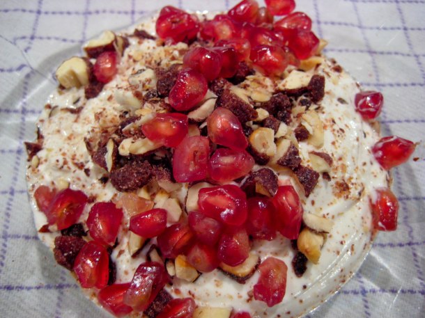 Hytteost med nøddecrunch og granatæble