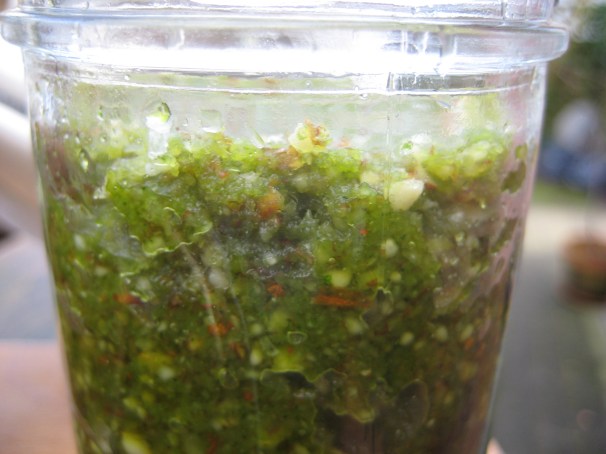 Pesto med mandler og manchego