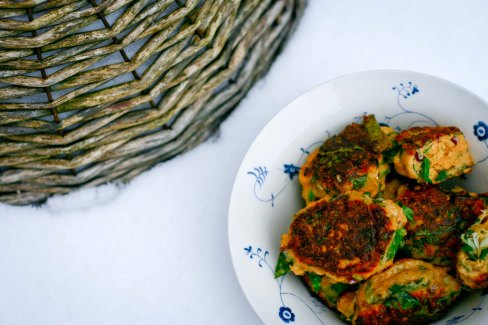 Laksefrikadeller med grønt