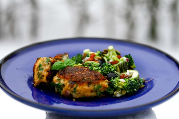Laksefrikadeller med broccolisalat