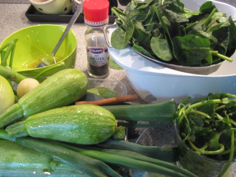 Marinaden og de skyllede grøntsager til squash salaten