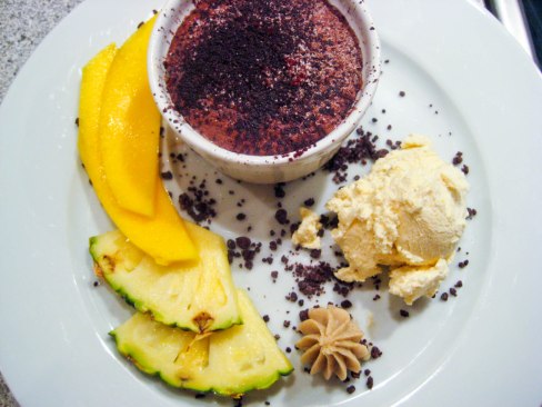 Forårstallerken med bl.a. citronparfait, chokoladesoufflé 