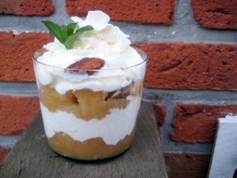 Æbletrifli toppet med flødeskum