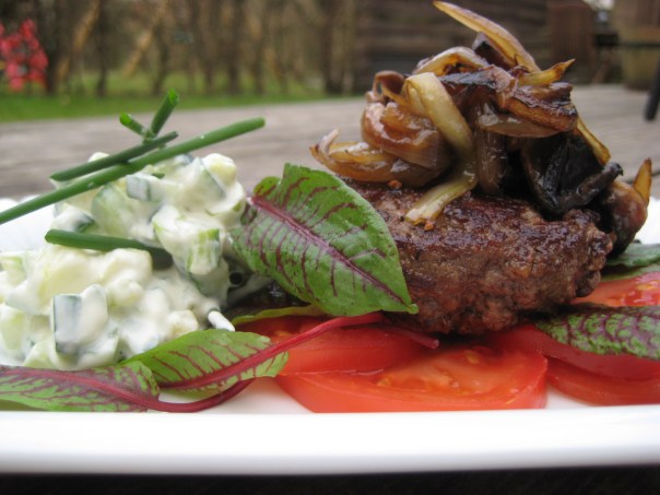 Burger uden brød med squash salat
