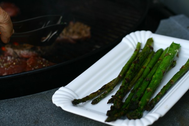 Grillsalat med asparges og babygulerødder