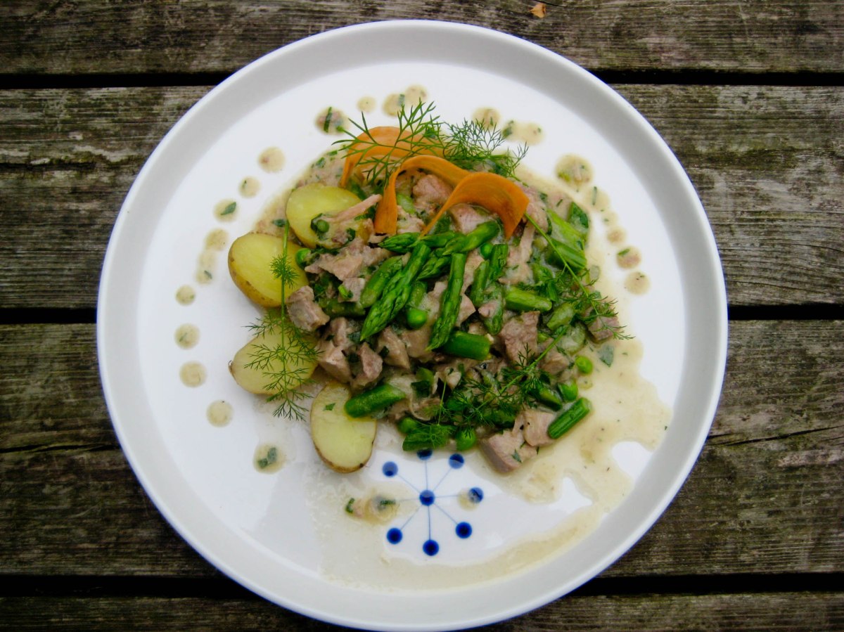 Sommerfrikassé med kalkun fra Allégaarden, fennikel, asparges og grønne ærter