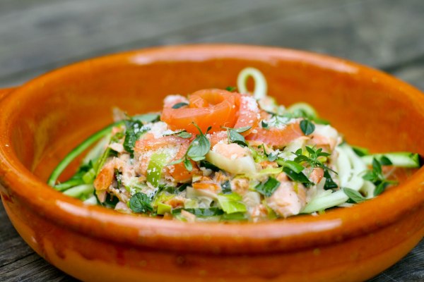 Røget laks og porrer i timian fløde