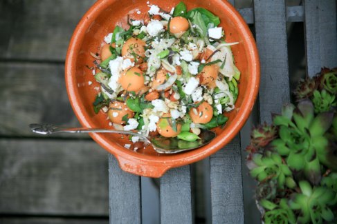 Fristende fennikel råkost med asparges, melon og fåre feta