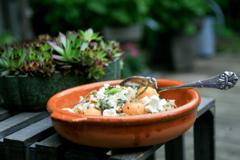 Fristende fennikel råkost med asparges, melon og fåre feta