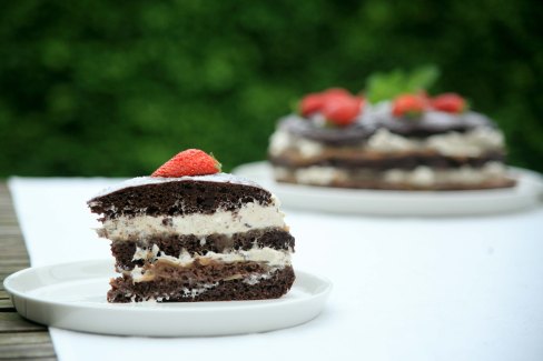 Sukkerfri chokoladelagkage med rabarberkompot og vanilleflødeskum. 