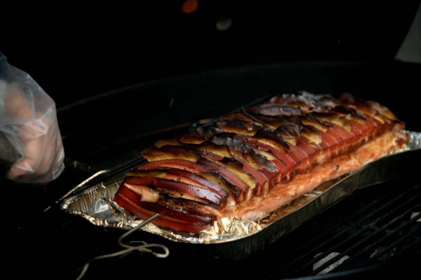 Grillet, røget svinekam med laurbær og sprøde svær