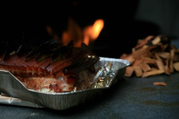 Grillet, røget svinekam med laurbær og sprøde svær