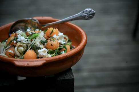 Fristende fennikel råkost med asparges, melon og fåre feta