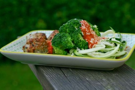 Frikadeller stegt i ovn med grønt og verdens bedste (og nemmeste) tomatsauce.