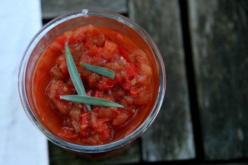 Spicy tomatchutney med rød peber og estragon Spicy tomatchutney med rød peber og estragon