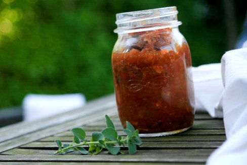 Italiensk tomatchutney med hvidløg og friske krydderurter Italiensk tomatchutney med hvidløg og friske krydderurter