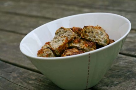 Frikadeller stegt i ovn med grønt og verdens bedste (og nemmeste) tomatsauce.