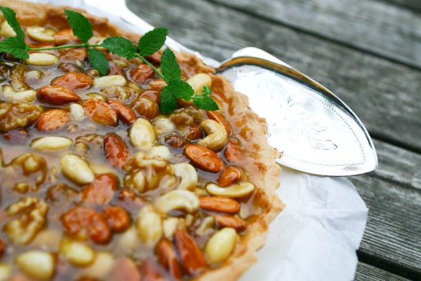 Nøddekarameltærte med mazarinbund