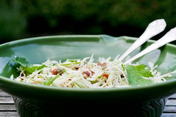 Hvidkål salat med Clara Friis pærer, bladselleri og hasselnødder Hvidkål salat med Clara Friis pærer, bladselleri og hasselnødder