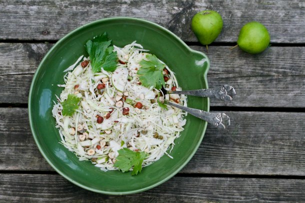 Hvidkål salat med Clara Friis pærer, bladselleri og hasselnødder Hvidkål salat med Clara Friis pærer, bladselleri og hasselnødder