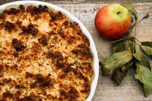 Æblekage med kokos crumble