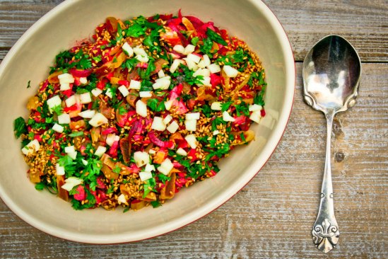 "Pastasalat" med rødbeder og tahindressing