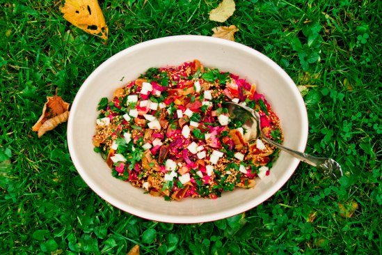 "Pastasalat" med rødbeder og tahindressing