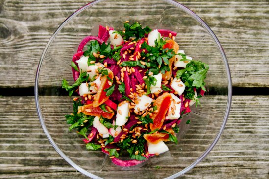 "Pastasalat" med rødbeder og tahindressing