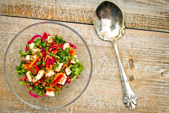 "Pastasalat" med rødbeder og tahindressing