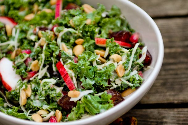 Grønkålscoleslaw med granatæblekerner, dadler og peanuts