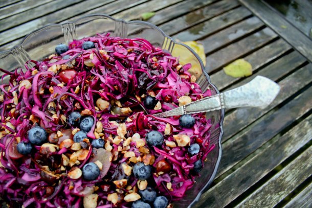 Rødkålsalat med granatæbler, dadler og nødder