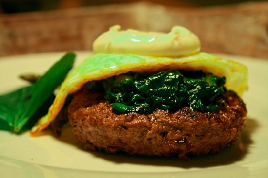 Æg på chilihakkebøf med spinat