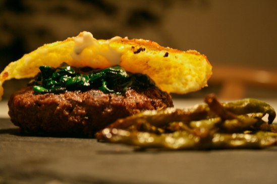 Æg på chilihakkebøf med spinat