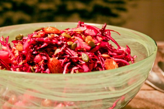 Rødkålsalat med æble, peberrod og syltede nødder