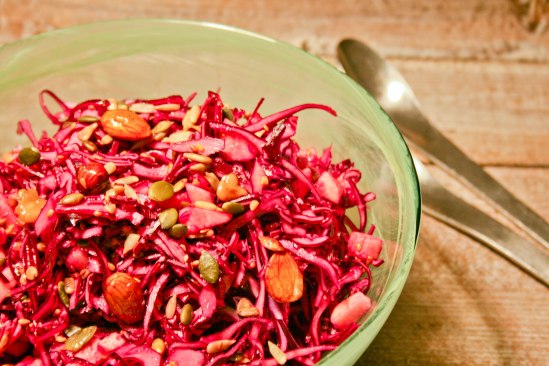 Rødkålsalat med æble, peberrod og syltede nødder