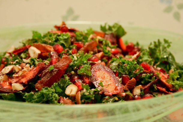 Grønkålsalat med vilde gulerødder, abrikos og wasabi