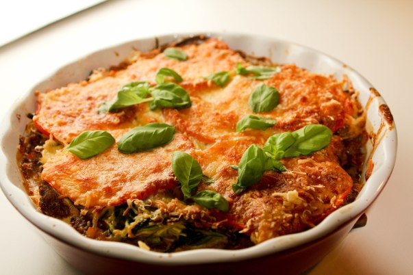 Gratineret squash spaghetti med oksekød