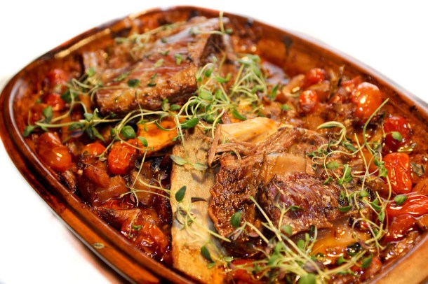 Oksegryde i stegeso med jordskokker og syltede tomater