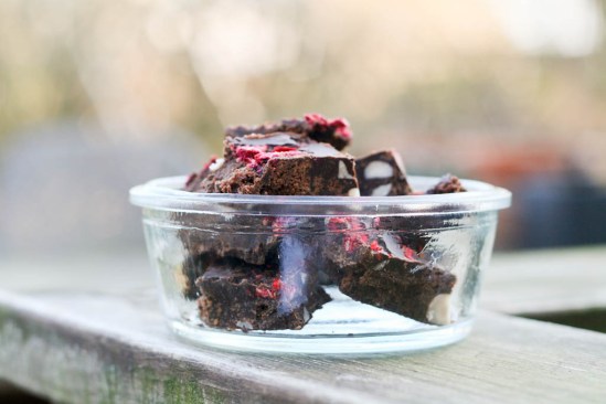 Chokoladebrowniebrud med bær og nødder