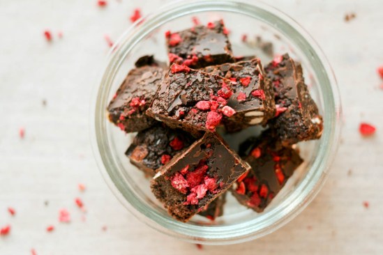 Chokoladebrowniebrud med bær og nødder
