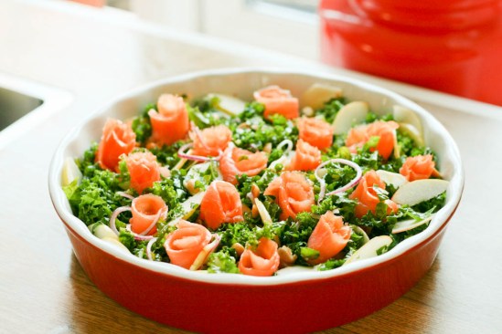 Lakseroser på grønkål