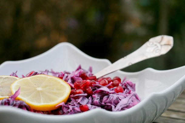Pink coleslaw med granatæblekerner